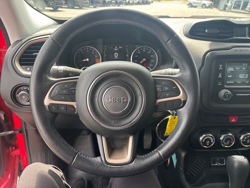 Used 2015 Jeep Renegade Latitude FWD image 17