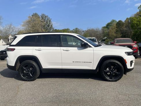 Used 2024 Jeep Grand Cherokee Altitude RWD image 2
