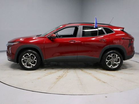 Used 2025 Chevrolet Trax LT w/ LT Convenience Package image 8