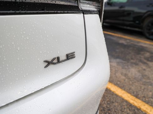 Used 2023 Toyota Prius XLE FWD image 11
