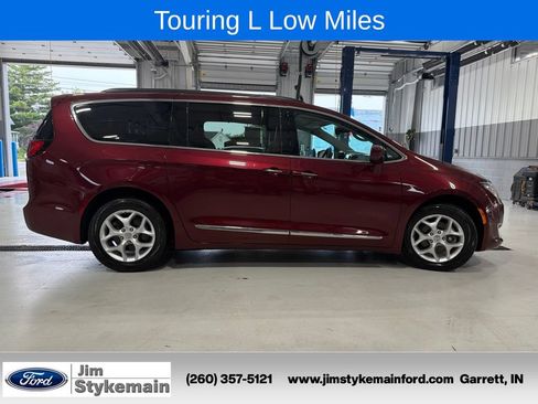 Used 2017 Chrysler Pacifica Touring-L w/ Tire & Wheel Group FWD image 13