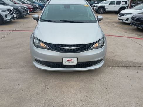 Used 2023 Chrysler Voyager LX FWD image 5