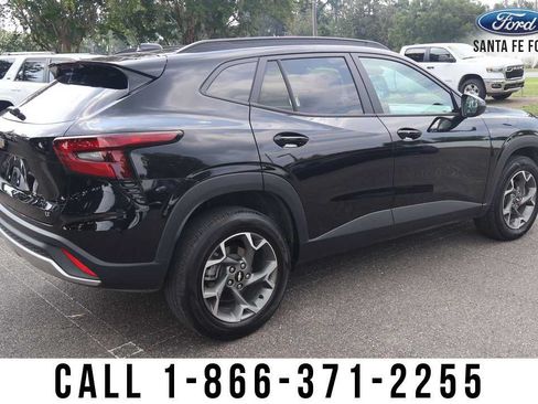 Used 2025 Chevrolet Trax LT w/ LT Convenience Package FWD image 6