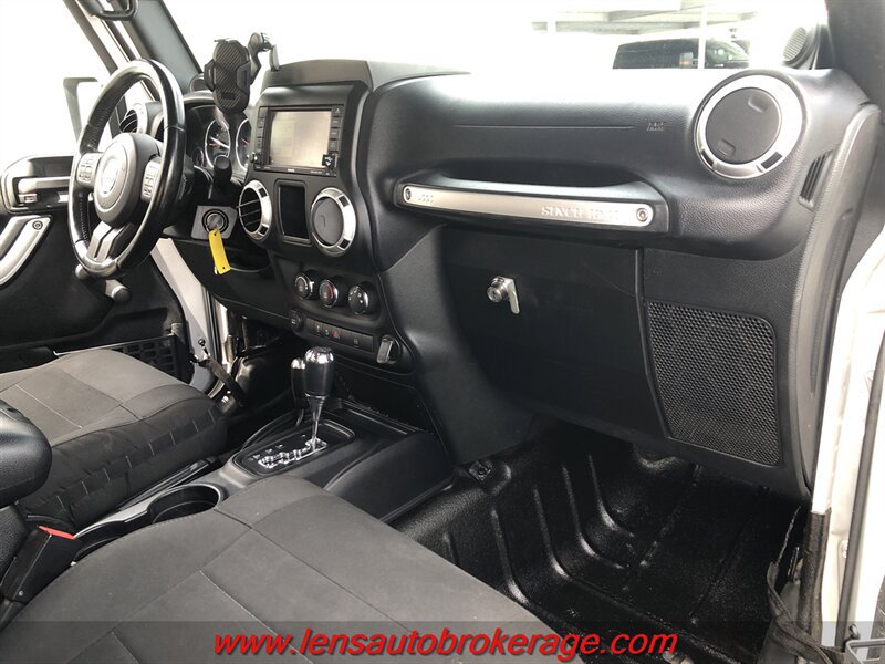 Used 2012 Jeep Wrangler Rubicon AWD/4WD image 16