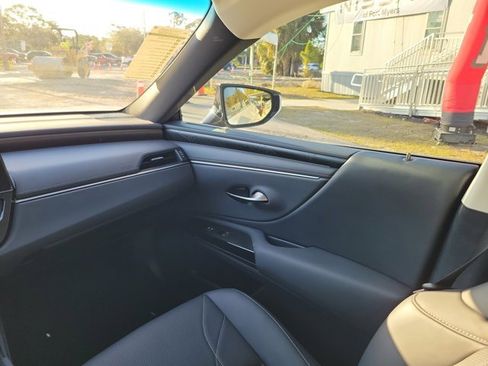 Used 2023 Lexus ES 300h w/ Luxury Package image 17