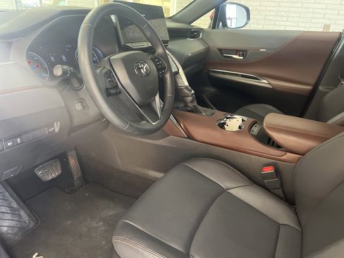 Used 2023 Toyota Venza XLE image 9