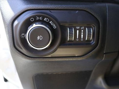 Used 2018 Jeep Wrangler Unlimited Sahara AWD/4WD image 13