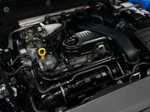 Certified 2025 Volkswagen Taos SE image 68