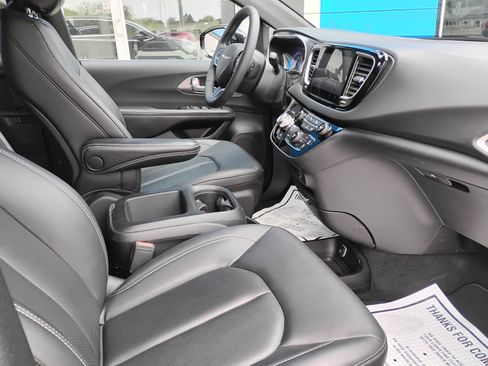 Used 2026 Chrysler Pacifica Select FWD image 12