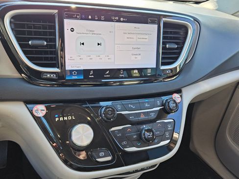 Used 2023 Chrysler Pacifica Touring-L FWD image 21