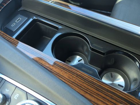 Used 2023 Cadillac Escalade ESV Premium Luxury image 32