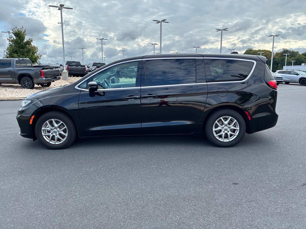 Used 2024 Chrysler Pacifica Touring-L FWD image 16