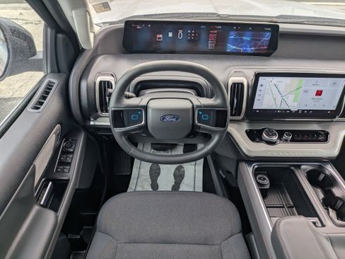 Certified 2025 Ford Expedition Active image 18