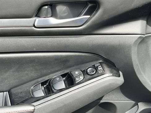 Used 2024 Nissan Altima 2.5 SR FWD image 14