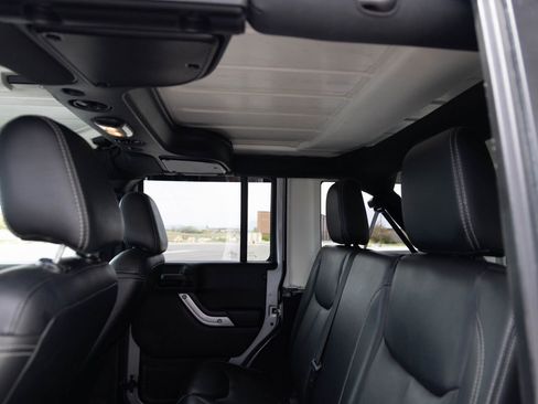 Used 2016 Jeep Wrangler Unlimited Rubicon image 15