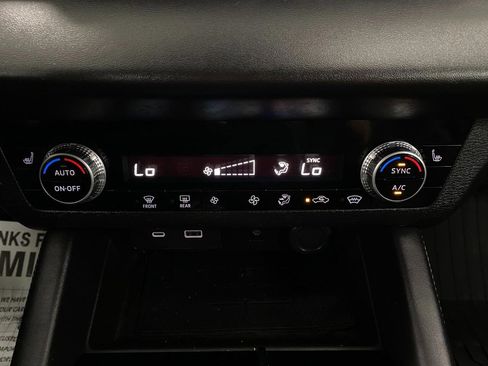 Used 2024 Mitsubishi Outlander AWD image 26