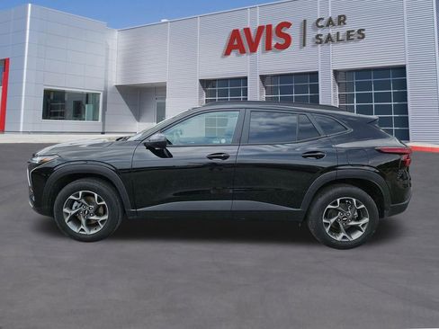 Used 2025 Chevrolet Trax LT w/ LT Convenience Package FWD image 2