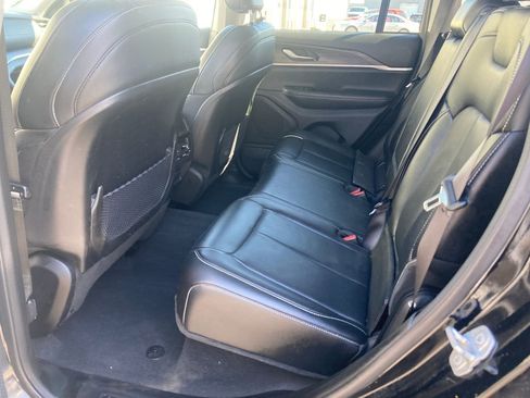 Used 2023 Jeep Grand Cherokee Limited image 32