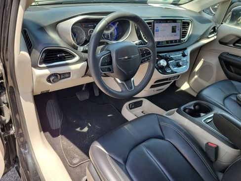 Used 2023 Chrysler Pacifica Touring-L FWD image 24