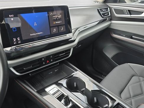 Used 2025 Volkswagen Atlas Peak Edition SE AWD/4WD image 34