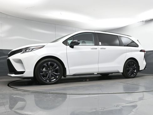 Used 2025 Toyota Sienna XSE image 21