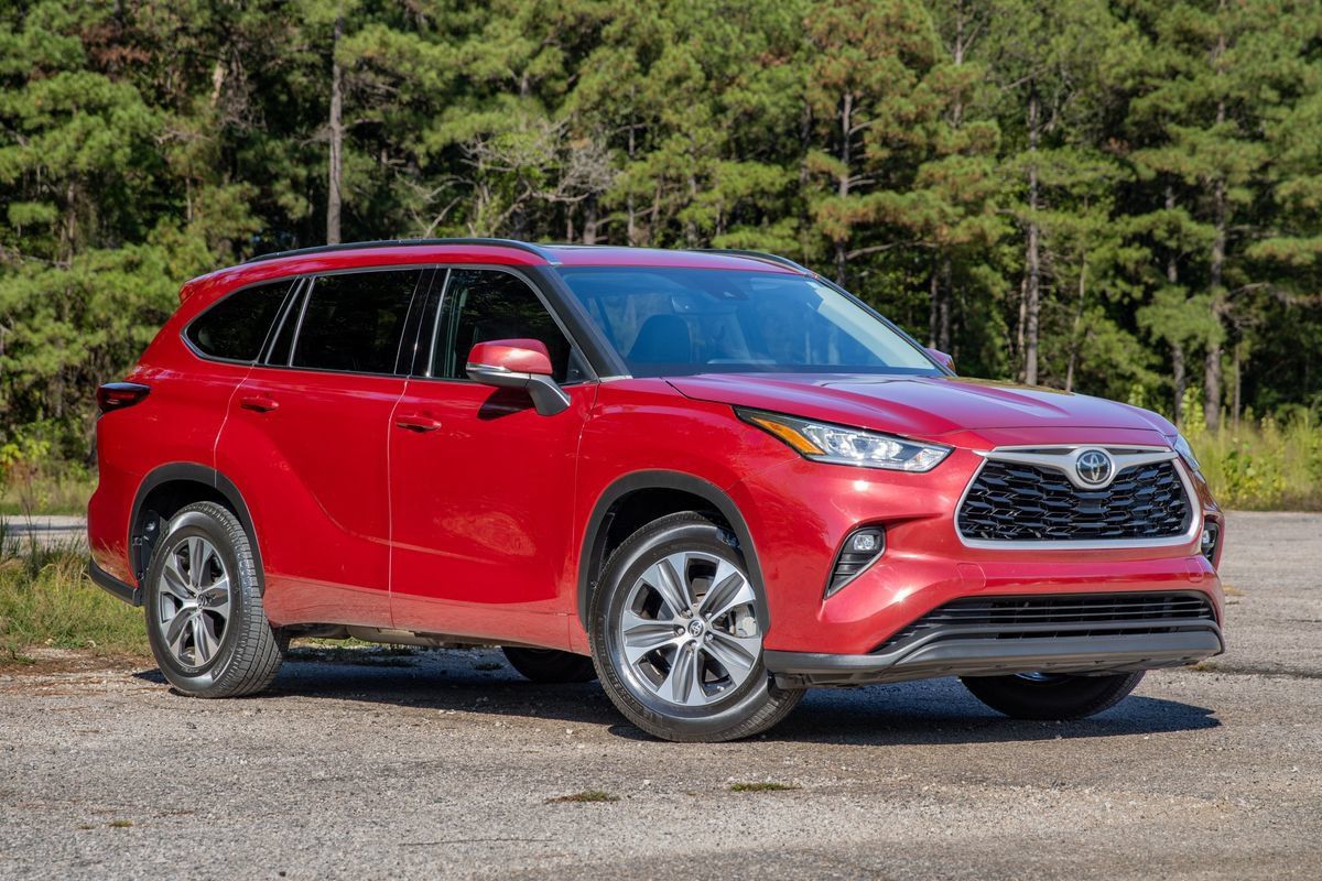 Used 2020 Toyota Highlander XLE FWD image 3