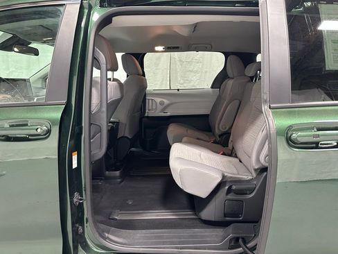 Used 2025 Toyota Sienna LE image 44