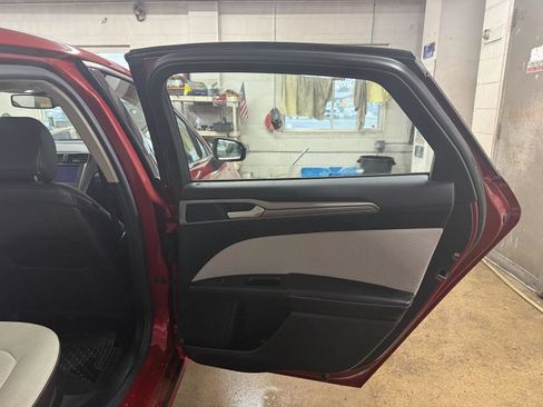 Used 2020 Ford Fusion SE w/ Equipment Group 151A image 24