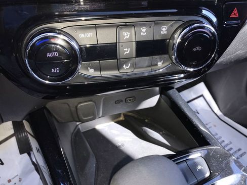 Used 2025 Chevrolet Trax RS w/ Sunroof Package FWD image 18