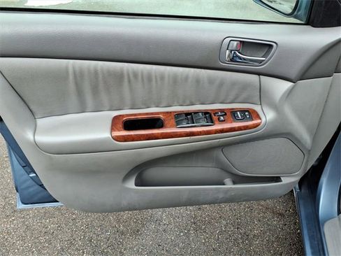 Used 2002 Toyota Camry XLE image 12