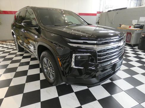 Used 2025 Chevrolet Traverse LT image 3