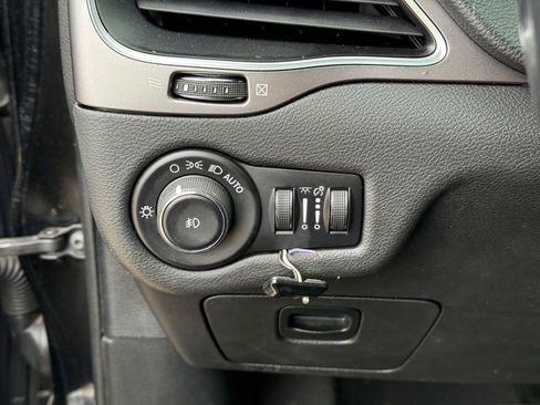 Used 2020 Jeep Cherokee Latitude Plus image 18