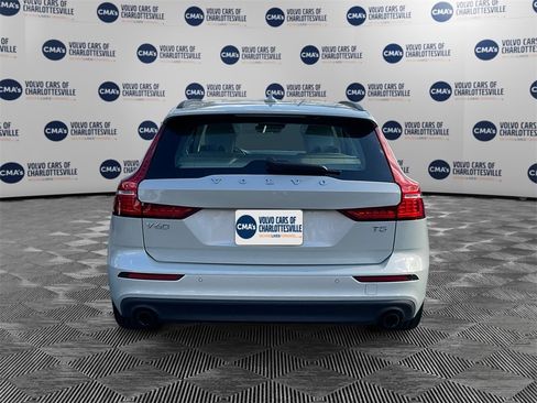Used 2020 Volvo V60 T5 Momentum image 4