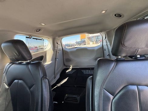 Used 2020 Chrysler Pacifica Touring-L Plus FWD image 19