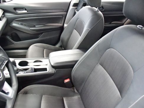 Used 2025 Nissan Altima 2.5 SV FWD image 9