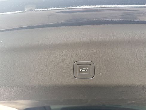 Used 2025 GMC Yukon XL Denali image 8