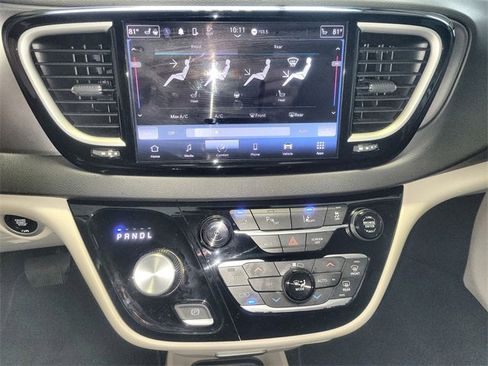 Used 2024 Chrysler Pacifica Touring-L image 19