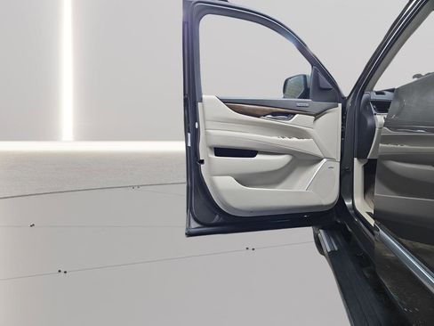 Used 2020 Cadillac Escalade Premium Luxury image 18