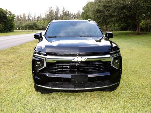 Used 2025 Chevrolet Suburban LS RWD image 8