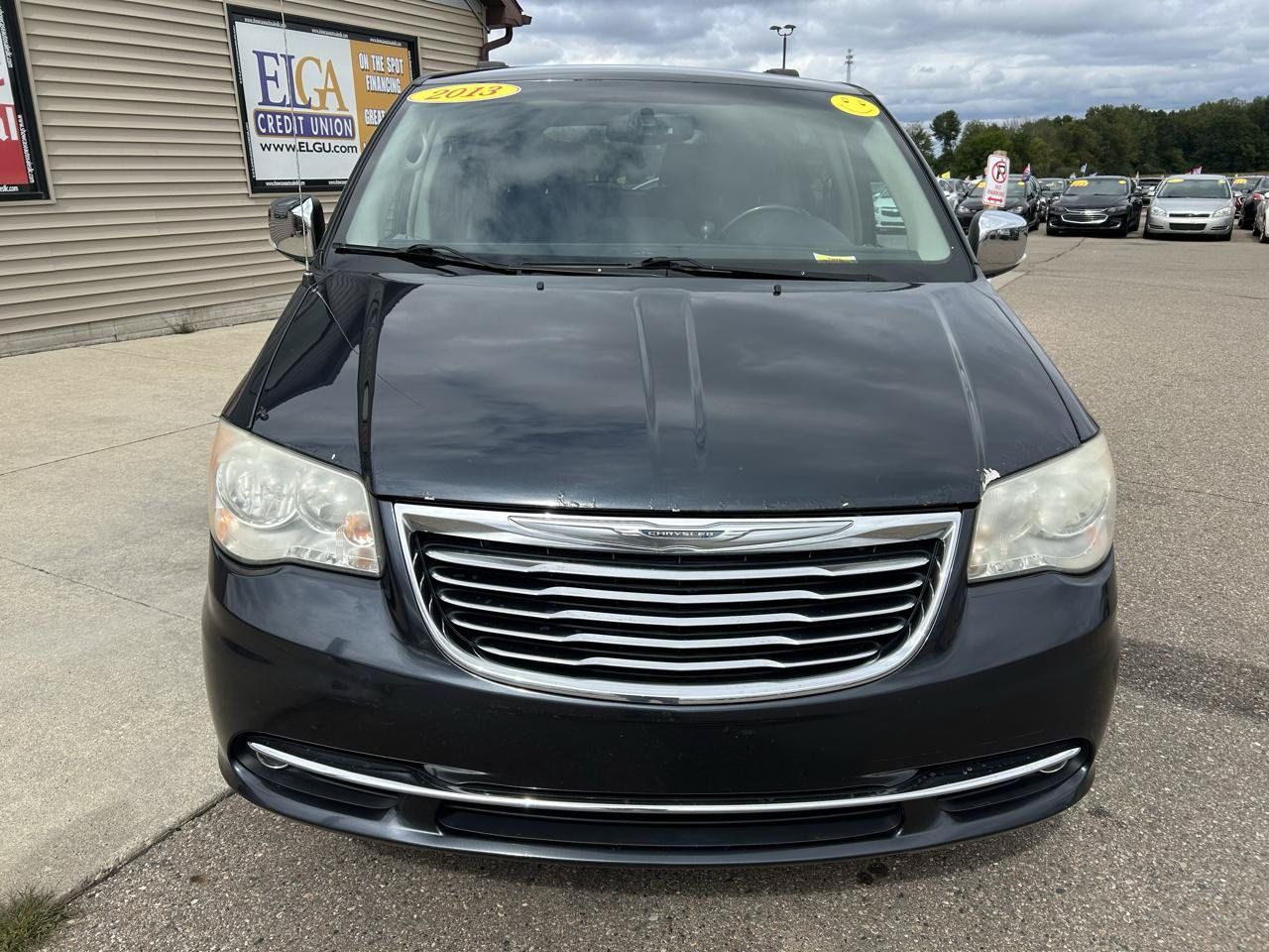 Used 2013 Chrysler Town & Country Touring-L w/ Driver Convenience Group FWD image 2