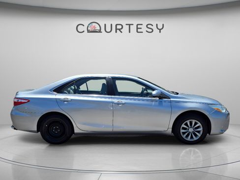 Used 2016 Toyota Camry LE FWD image 6