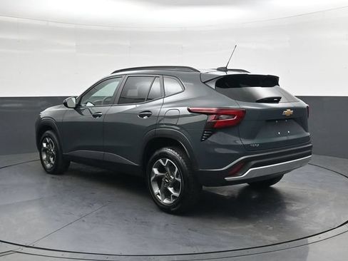 Used 2025 Chevrolet Trax LT FWD image 6