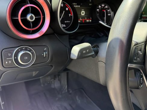 Used 2018 Alfa Romeo Giulia AWD image 17