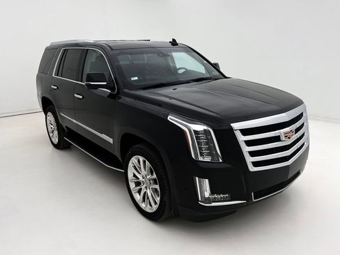 Used 2019 Cadillac Escalade Luxury image 2