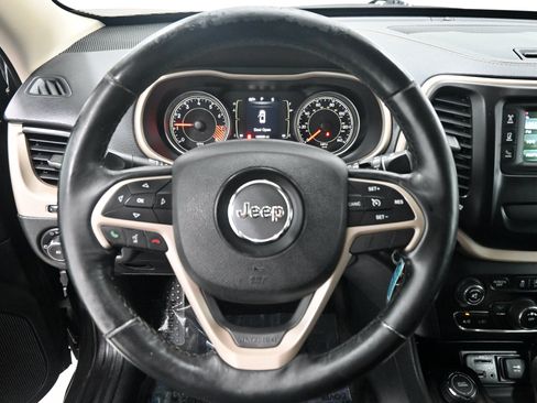 Used 2015 Jeep Cherokee Latitude w/ Cold Weather Group AWD/4WD image 7