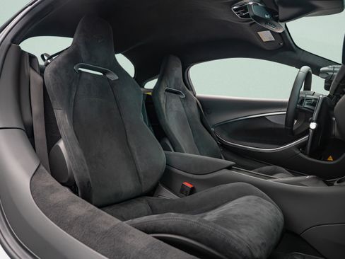 Used 2025 McLaren Artura RWD image 12