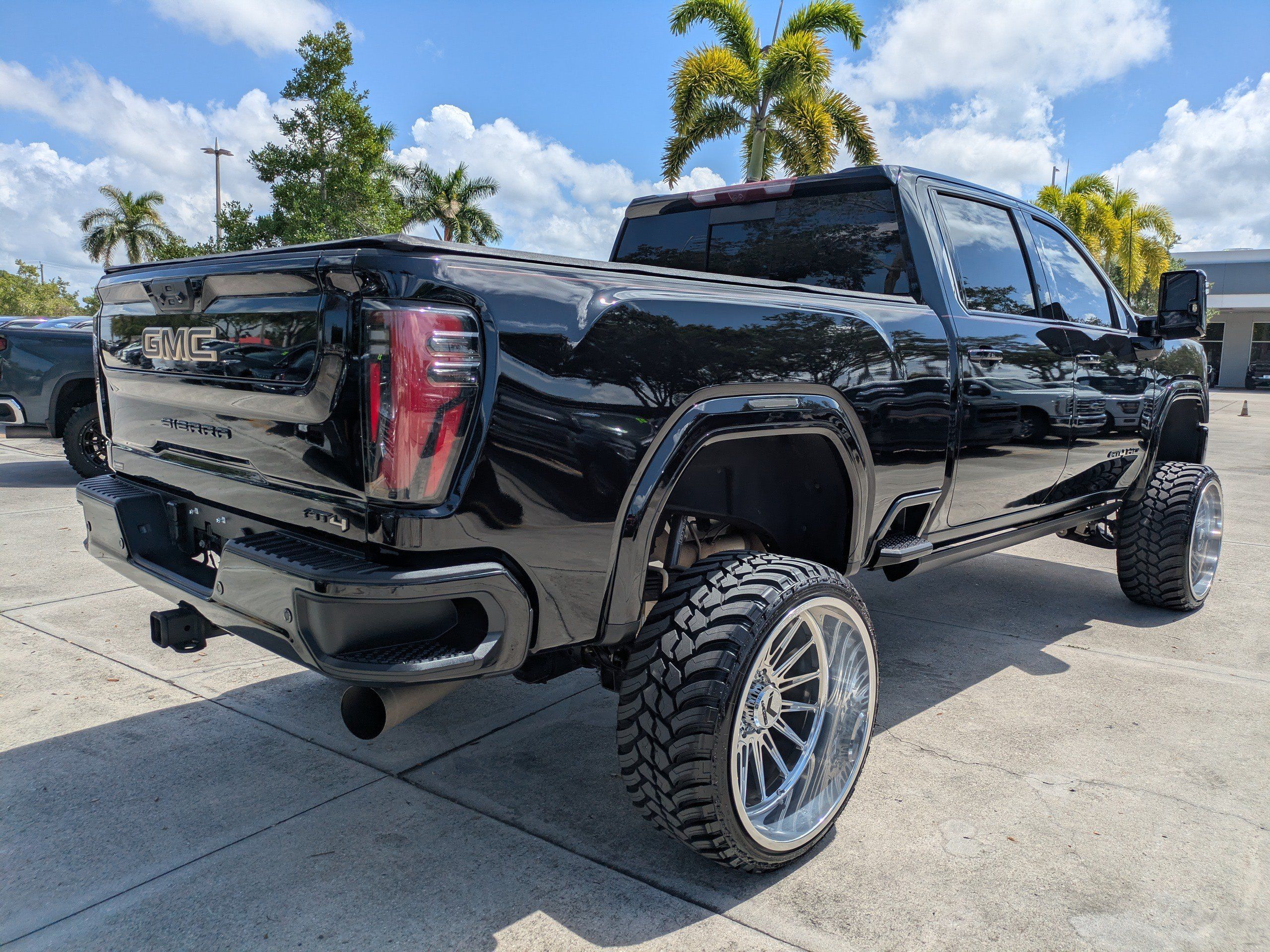 Used 2024 GMC Sierra 2500 AT4 w/ AT4 Premium Plus Package AWD/4WD image 4