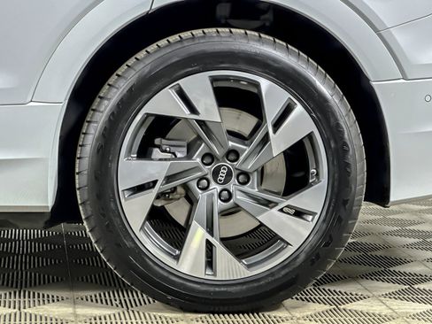 Used 2022 Audi e-tron Premium w/ Convenience Plus Package image 25