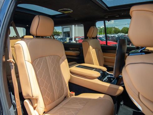 Used 2025 Jeep Grand Wagoneer L Series III w/ Rear Seat Video Group 1 AWD/4WD image 19