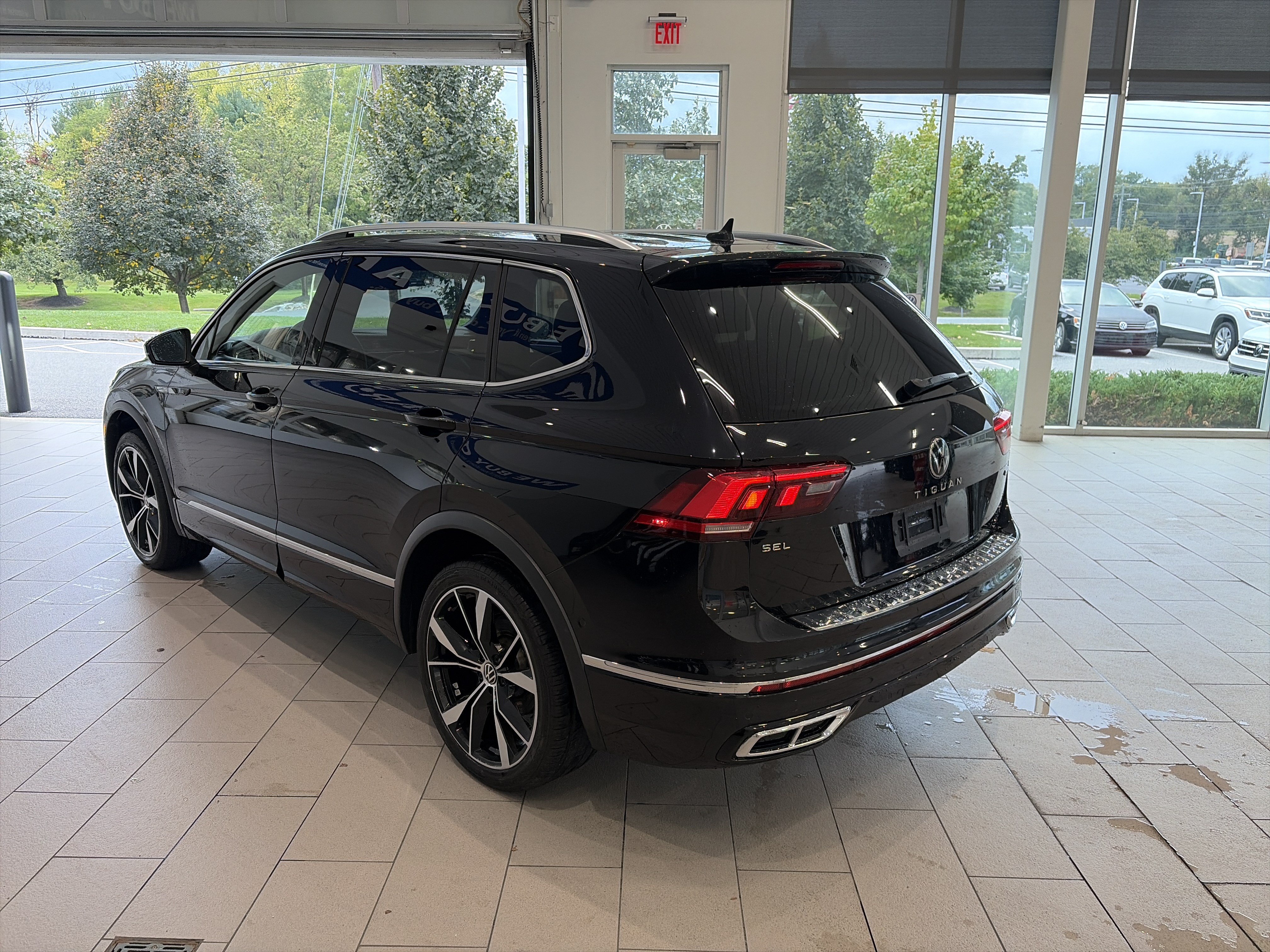 Used 2024 Volkswagen Tiguan SEL R-Line AWD/4WD image 7